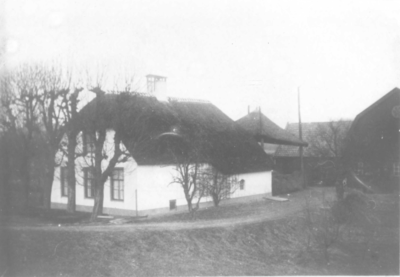 1001953 Gezicht op de boerderij van de familie Kool op de Lekdijk te Vreeswijk.